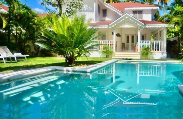 Tropical Villa 4Bedroom 3Baths and Pool Near Beach
