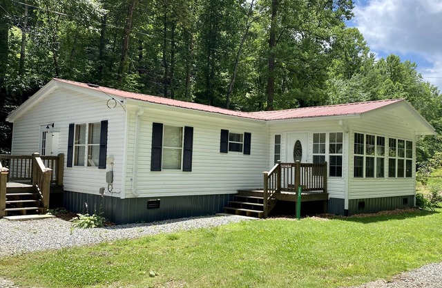 Trout Creek Bend- CREEK FRONT - 1 mile from Vogel State Park