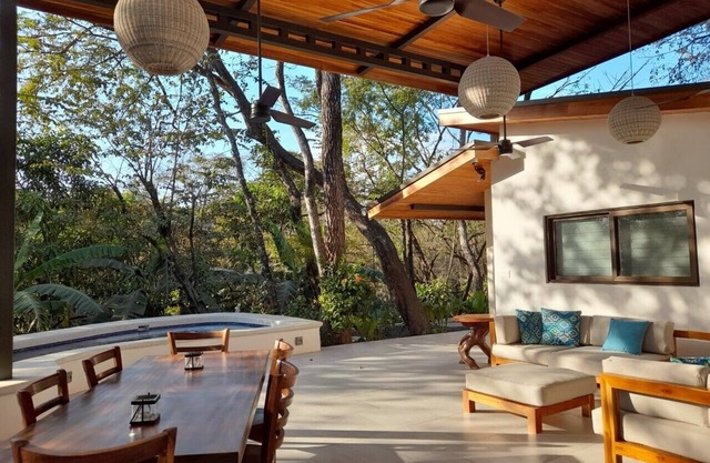 TUANIS: Modern 2 Bdrm Home in North Guiones, Walk to shops, dining & Beach