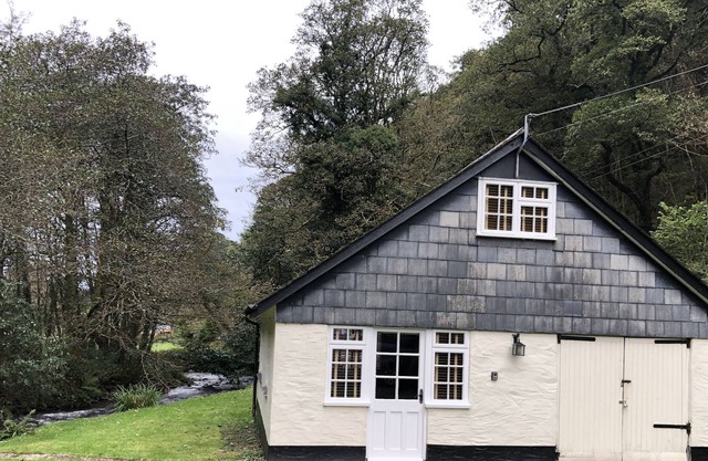 TUCKING RIVER LODGE, pet friendly, with a garden in Lynton