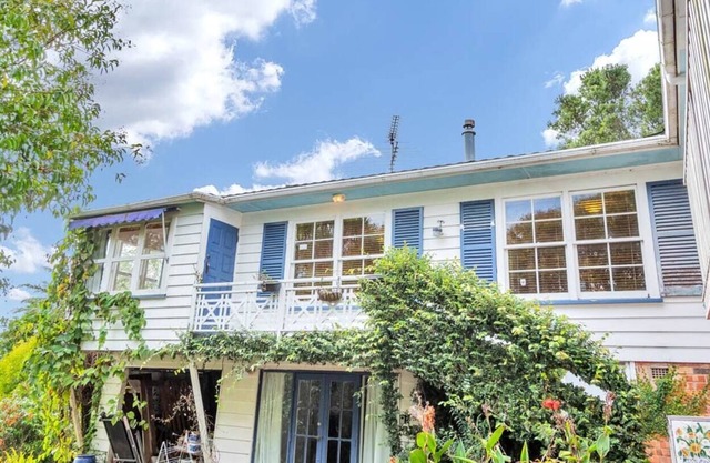 Tui Combo - Rustic, quiet, leafy. Close to CBD, forest, beach.