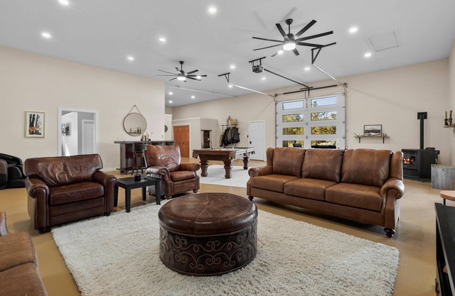 Tumalo Ranch Retreat, 3 Acres, Hot Tub, Swimming Pond, Games, Pet-Friendly!