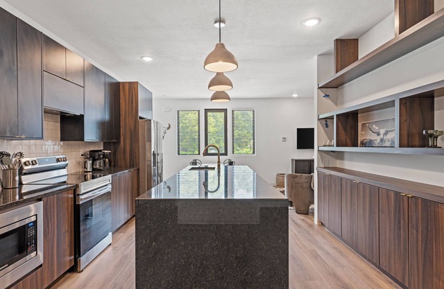 Tumbleweed - Walkable + Dog Park + Balcony + Garage