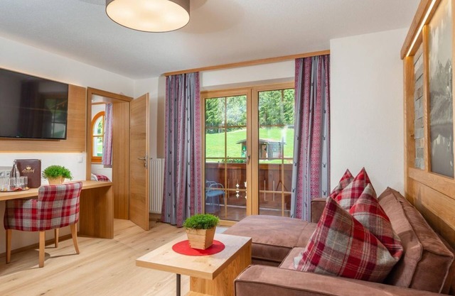 Turm-suite mit Bad & WC, Frühstück - Hotel Lindenhof