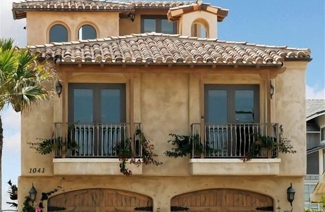 Tuscan Sol OceanFront with hot tub, pool table, 3 fireplaces at Mandalay Shores.