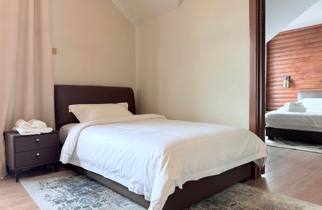 Twin Comfort Room with Queen Bed