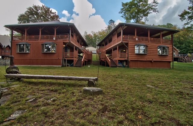 Twin Cottages on Lake Wallenpaupack – Your Glamping Getaway - Sleeping 14 - 20