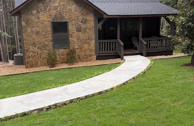 Twisted Pine Cabin in Jasper. Sleeps 2 w/Hot tub & Covered Patio w/gas fireplace