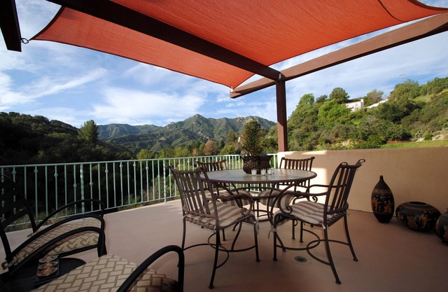 Two Beautiful Bedrooms & Private Patio with Morning Coffee & Tea Service