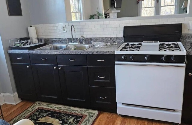 Two Bed/1 Bath Apartment - East Lake Bluff - In Village Location