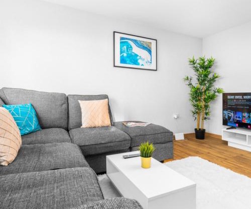 Two Bed Apartment - Two Parking Spaces - Stourbridge 1cSt