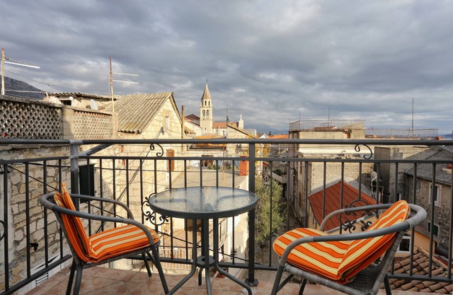 Two bedroom apartment with balcony and sea view Kaštel Kambelovac, Kaštela (A-8679-a)