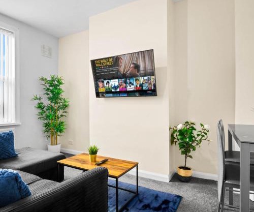 Two Bedroom Apartment - West Brom - Fast WiFi - Parking - Sleeps 3 WBB