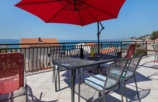 Two bedroom apartment near beach Sumpetar, Omiš (A-11462-a)