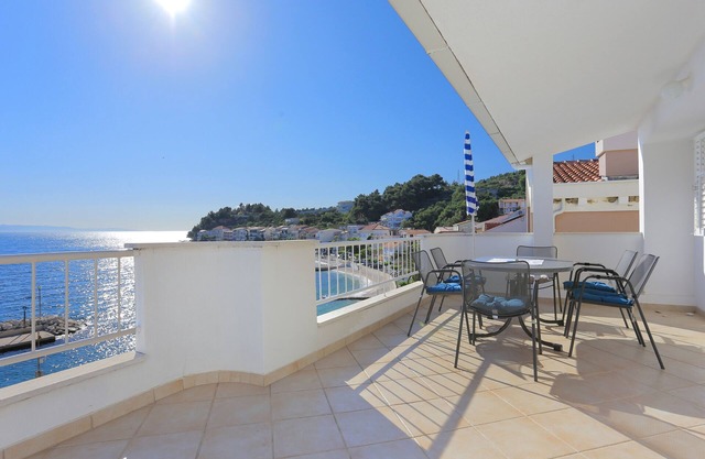 Two bedroom apartment near beach Podgora, Makarska (A-11432-a)