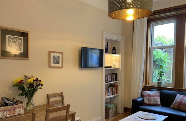 Two bedroom Edinburgh city flat on ground floor, free wifi