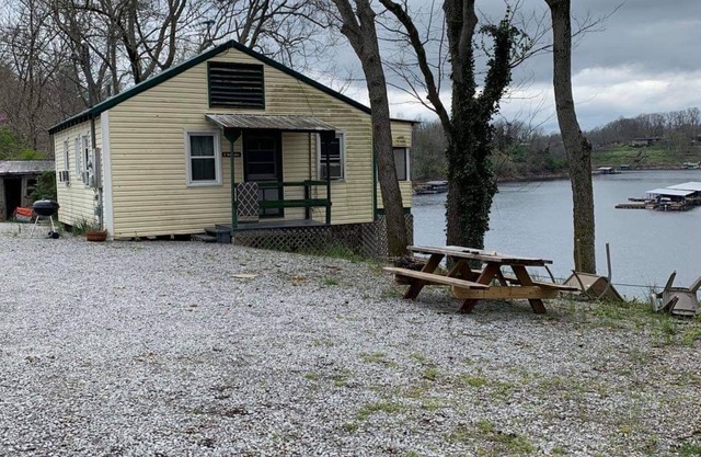 Two Bedroom Waterfront Cabin on Herrington Lake