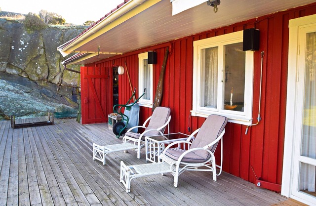 Two charming red cottages in Hälleviksstrand | SE09133