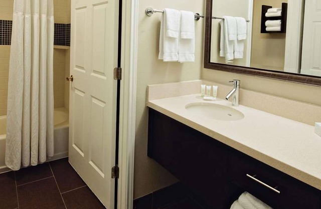 Two Comfortable 2BR Suites w/Full Kitchen! W/Outdoor Pool Onsite, Pets Allowed