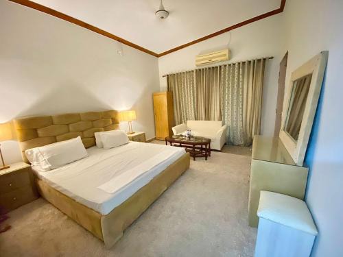 Two minutes walk from jinnah super market, Islamabad