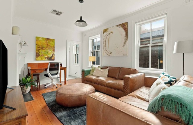 Two of a Kind Heritage Stay with Harbour Views