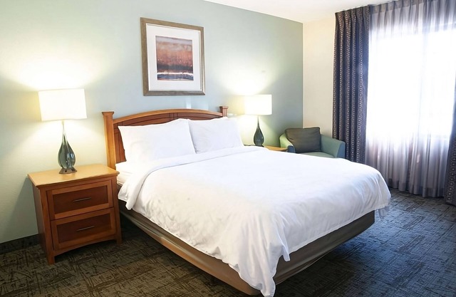 TWO Relaxing Suites with Full Kitchen and Free Breakfast! Pool, Pets Allowed!