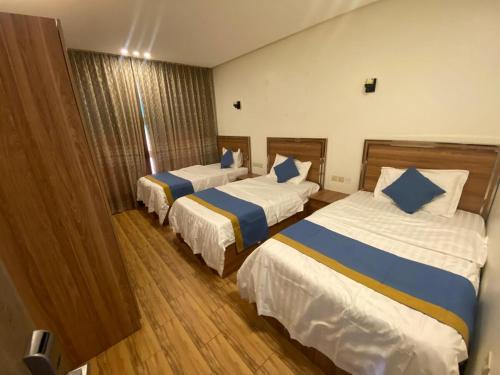two rooms, with a hall 104 شقة غرفتين وصاله