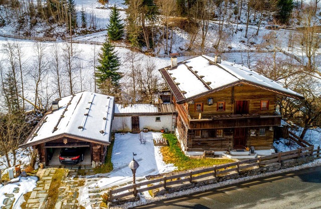 Two rustical chalets, only 1 km to the ski lift