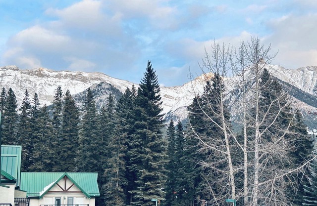 Two Storey Cozy Chalet W/2BR&2BA Balcony Mountain Views/By Banff Gate/Sleep 6