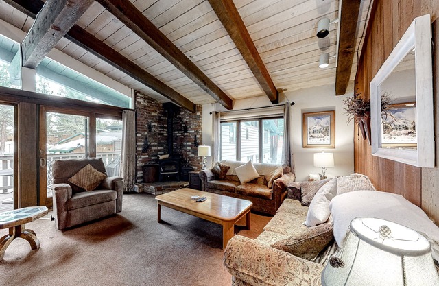 Two-story condo w/mountain views, balcony, gas grill, & wood-burning fireplace
