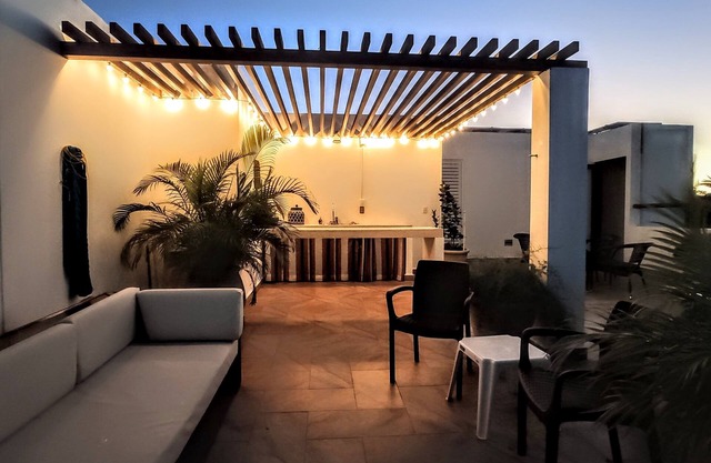Two-story Corner Penthouse-Huge Private Rooftop Patio. Sleeps 6. 2 free bikes!