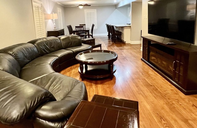 Two Story House in UPPER KIRBY/Montrose 4BR 3BA Gated Driveway