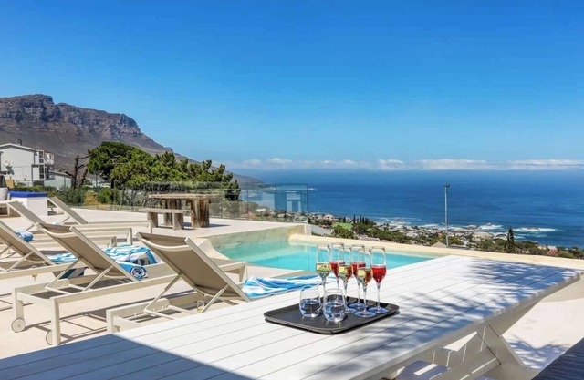 Two Views - 8 Bedroom Villa in Camps Bay & Hot Tub