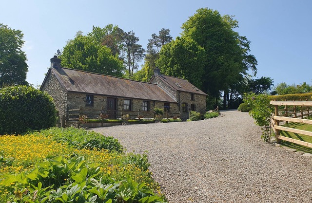 TY BARCUD, pet friendly, character holiday cottage in