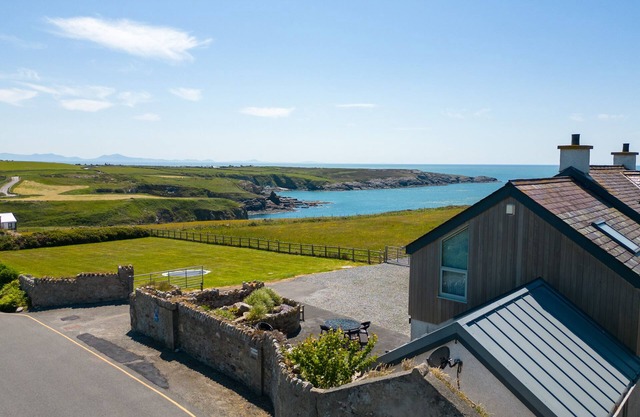 TY NANT, pet friendly, luxury holiday cottage in South Stack