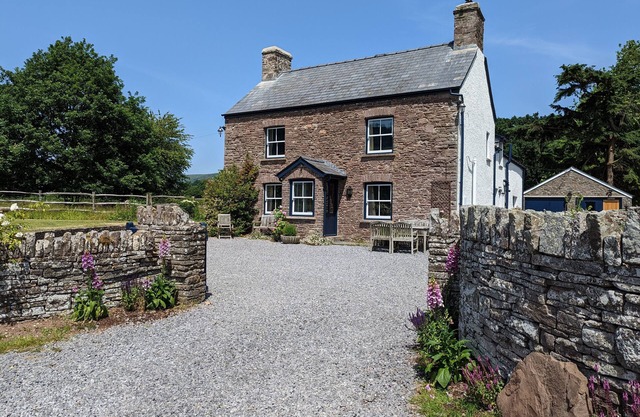 TY SINSIR, pet friendly, character holiday cottage in Crickhowell