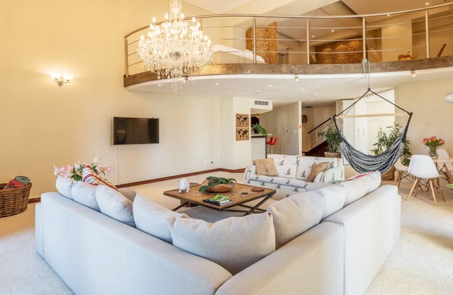 Uber Luxurious NYC-Style Penthouse, Two Minutes Walk from Long Street