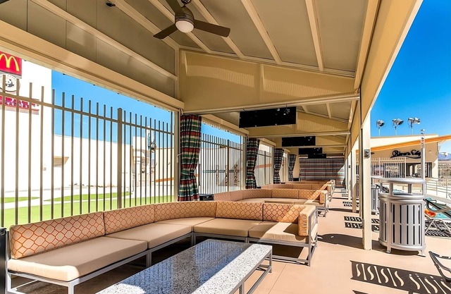 Ultimate Getaway! 2 Modern Units, Pool, Casino, Game Room, Nearby Riverwalk!
