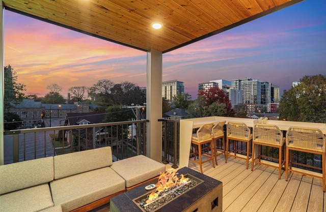 Ultimate Luxury Experience! 4BR w/Beautiful Rooftop Views! Close to Everything!