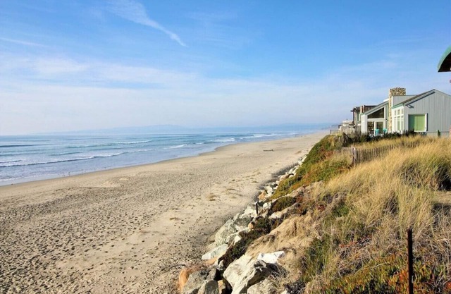 Ultimate oceanfront cottage ~ pickleball and toys! * groceries delivery