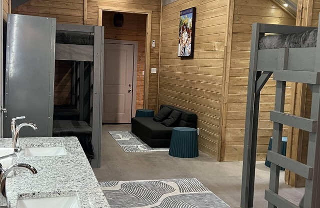 Ultimate Upscale Sports Retreat Near Houston. n42 Comfortable Beds.