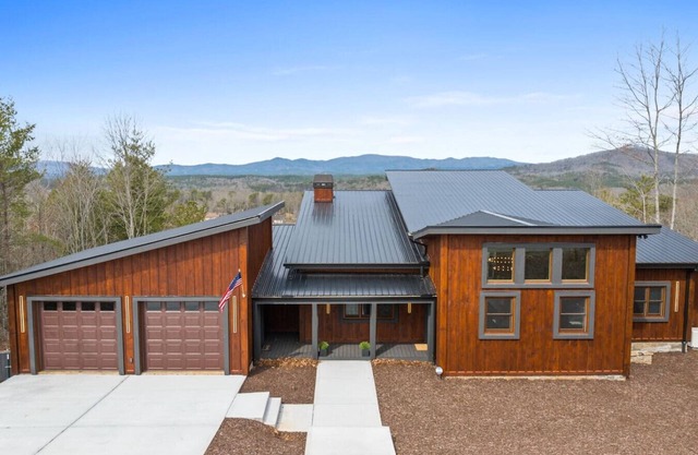 Ultra Luxury Cabin, Stunning Mtn Views, Game room