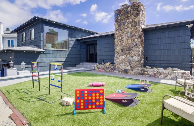 Ultra Modern & Luxurious 3 BR Home with Outdoor Yard and Games