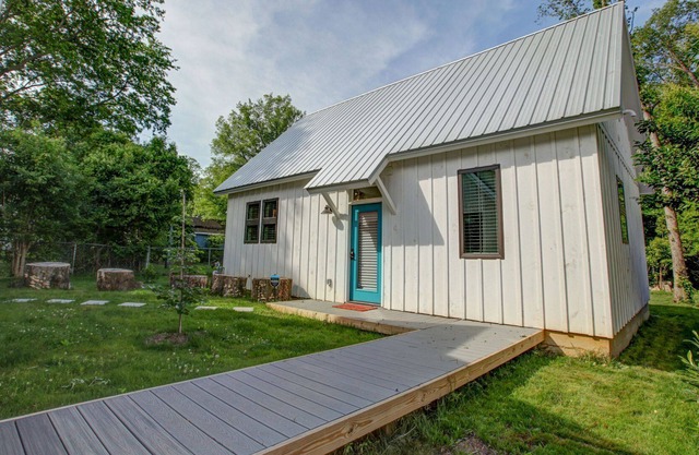 Unique 2 Bedroom Loft! Walk to Light Rail!