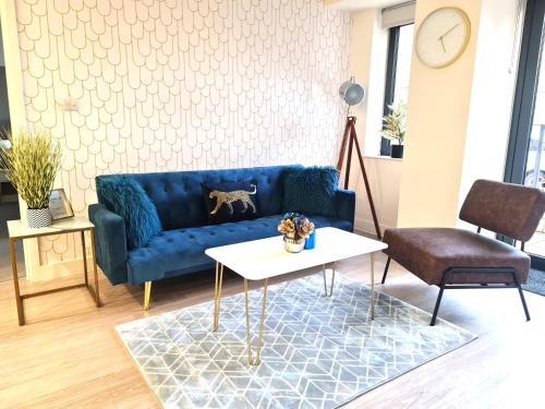 Unique 2BR in Bedford, Parking, Fast WiFi, Gym & Cinema room