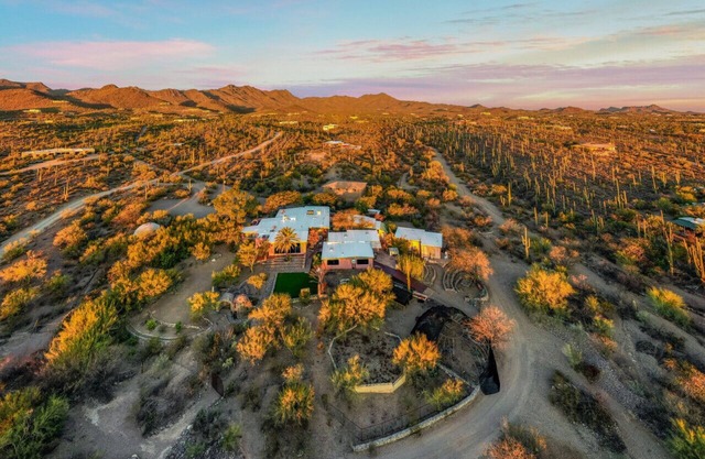 Unique Home/5 BR 2 BA/Private/Yoga/4 Acres