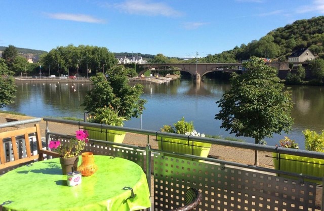 Unique location directly on the Moselle and cycle path.