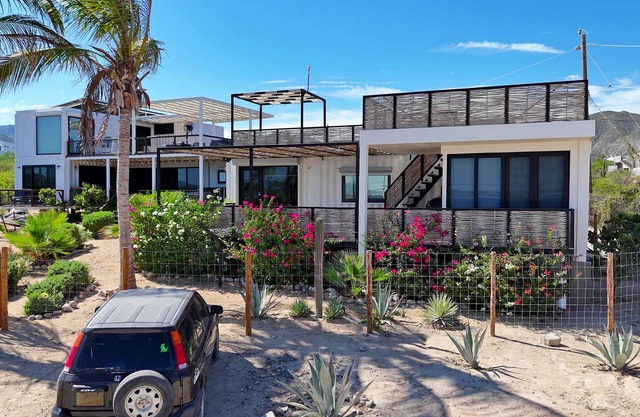 Unique modern repurposed shipping container home. 250mb+ WiFi with Starlink backup. Lounge in a hammock or day bed on one deck or teak furniture w/firepit on the other. Store gear in a large secure guest locker. Free use of SUPs and beach toys.