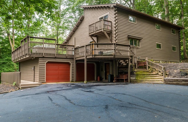 Unique secluded cabin, cathedral ceiling, gas cook range, pool table ,hot tub
