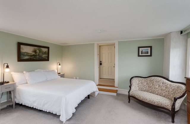 Unit 4 -The Green Room- Abbott Brook Inn